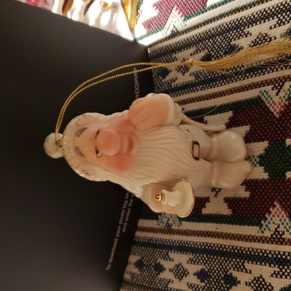 SNOW WHITE DWARF A VERY SLEEPY CHRISTMAS ORNAMENT